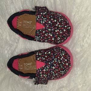 ⭕️5/$25⭕️ Like New! Floral Tom's Shoes